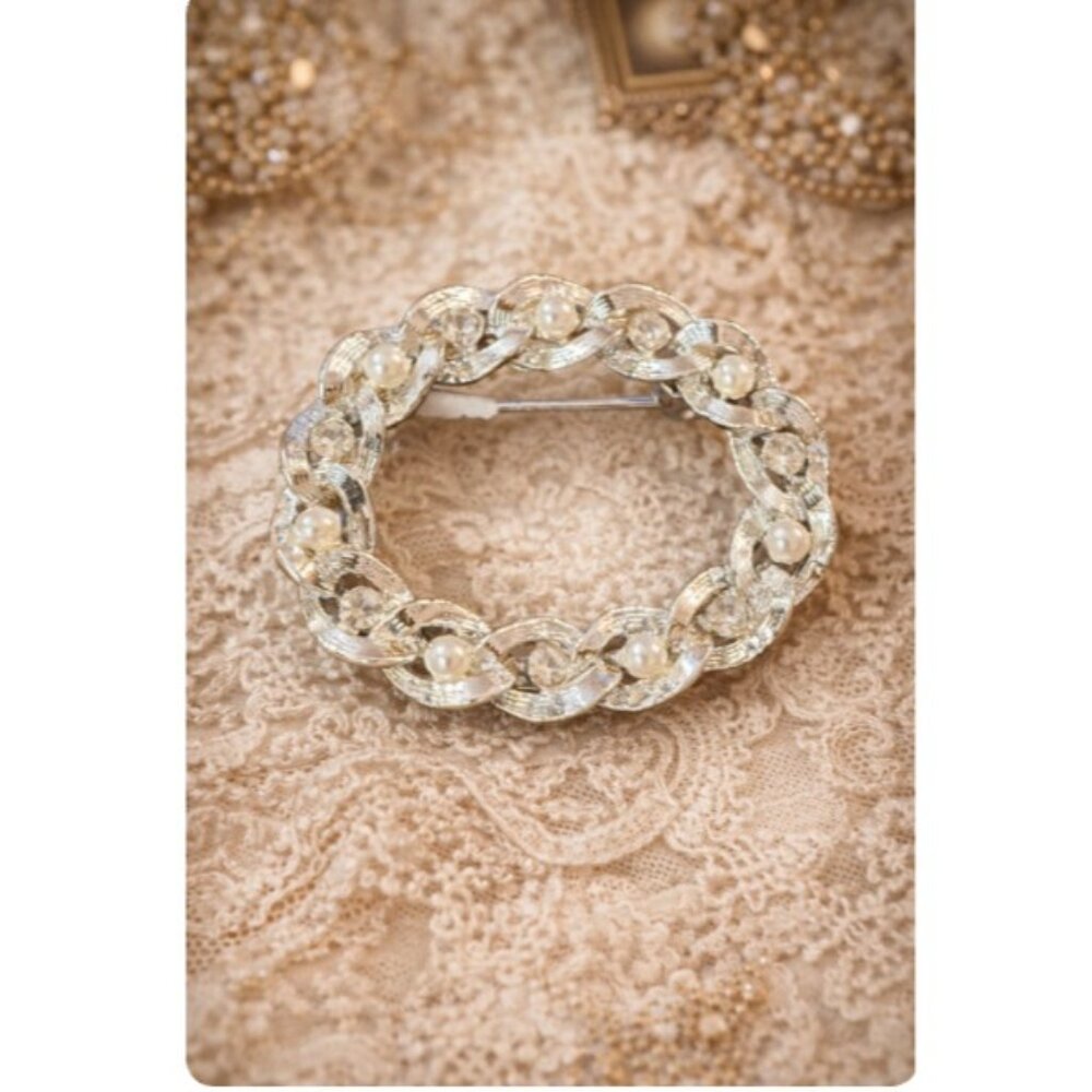 Vintage Gerry’s Rhinestone Faux Pearl‎ Wreath Brooch Silver Tone oval Pin